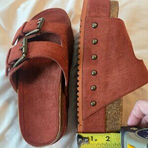 Rust/brown faux suede platform sandals size 6 new and unused